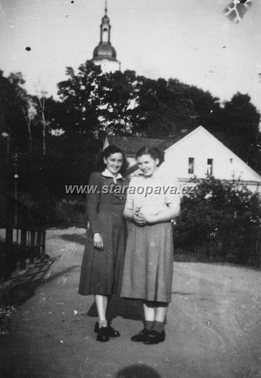 SFOT.OP.SEBELOVA.40r (2).jpg - Ulice Šebelova v Jaktaři. V pozadí vež místního kostela. Foto ze 40.let 20.století.